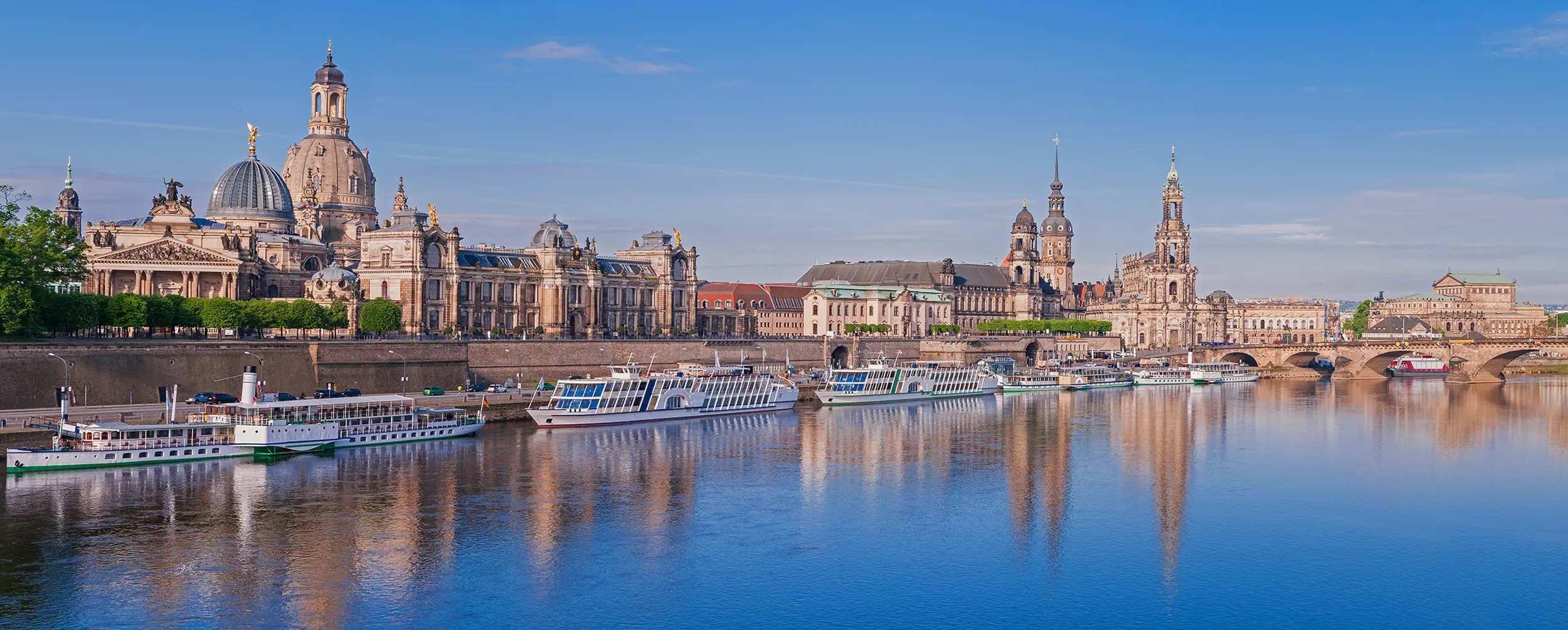 Blick von der Elbe auf die Dresdener Altstadt mit Brücke